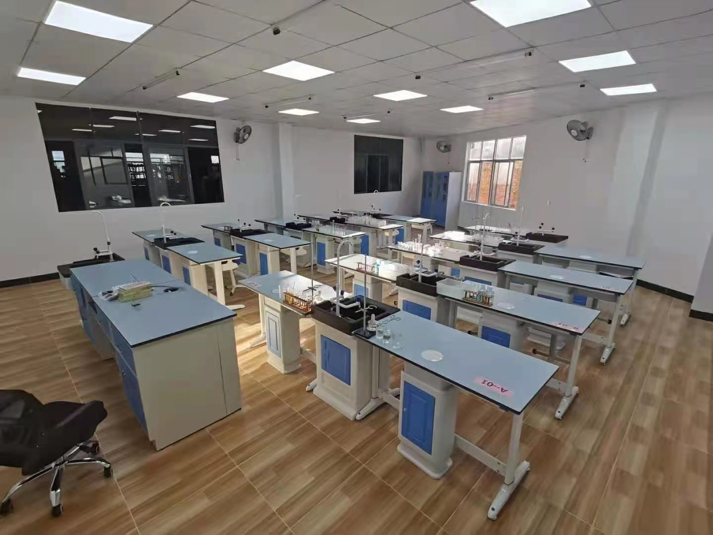 初高（gāo）中理化生新型實驗（yàn）室