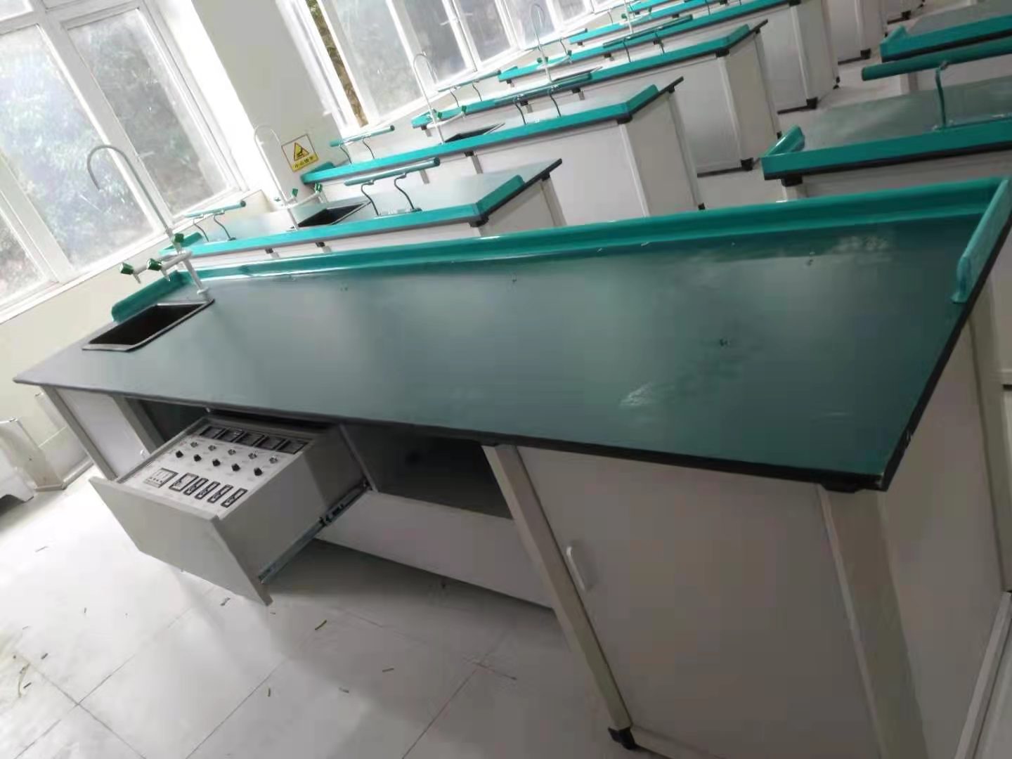 教師演（yǎn）示（shì）台準備台